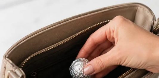 Svaki dan stavlja kuglicu od alu-folije u tašnu: Kad čujete zašto to radi – uradićete isto