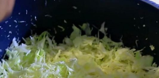 Biće vas sramota što ovo ne znate! Evo šta prvo ide u kupus salatu – ulje ili sirće!