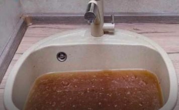 Nije sirće ni soda bikarbona: Samo 1 obična stvar iz frižidera otpušava sudoperu kao rukom