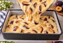 BAKIN KOLAČ SA ŠLJIVAMA: Sve po „8 kašika” gotov za 5 minuta!Jednostavno i bez vage! 😋